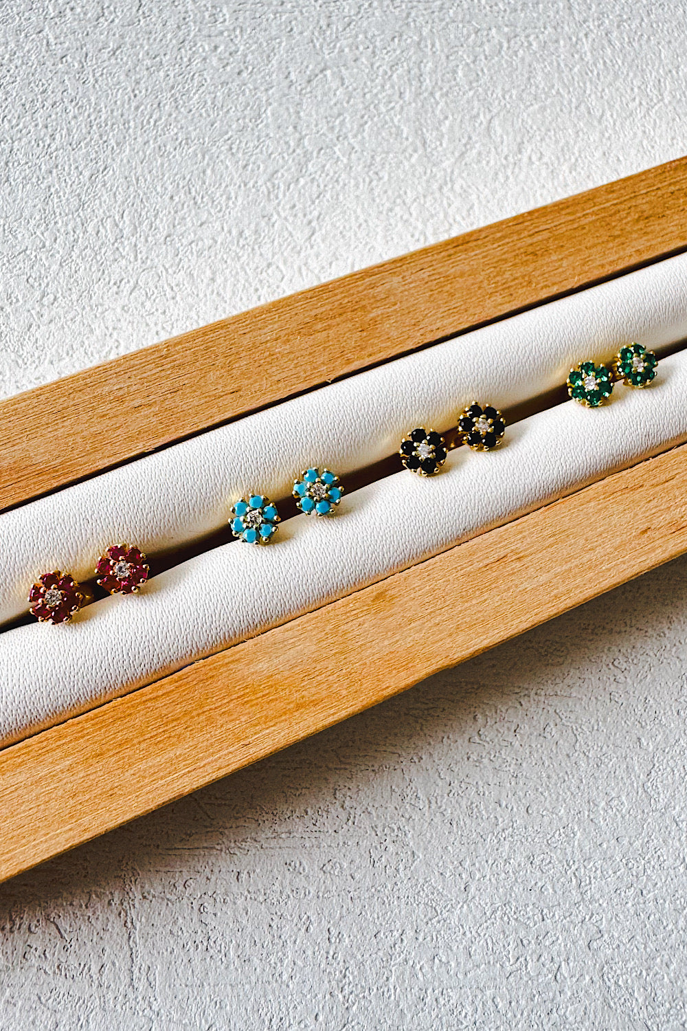 Aretes pegados flor seguro de bebé