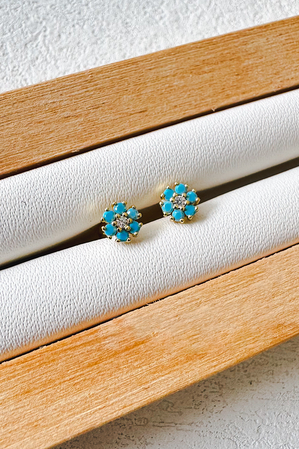 Aretes pegados flor seguro de bebé