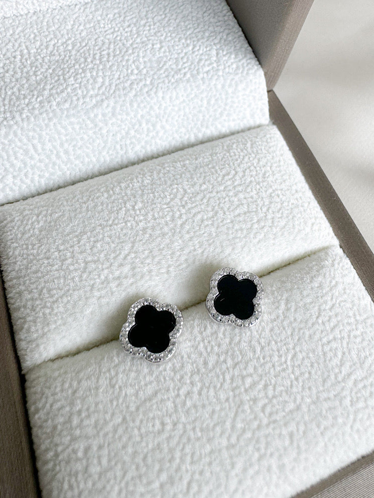 Aretes pegados trébol negros