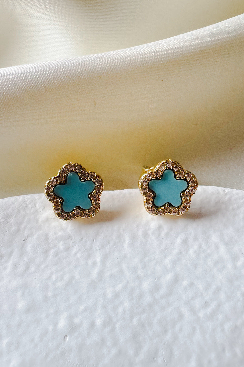 Aretes pegados flor
