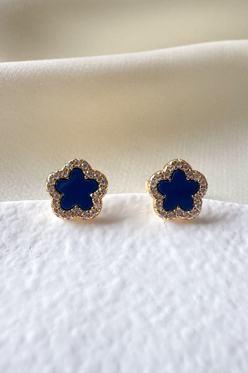 Aretes pegados flor