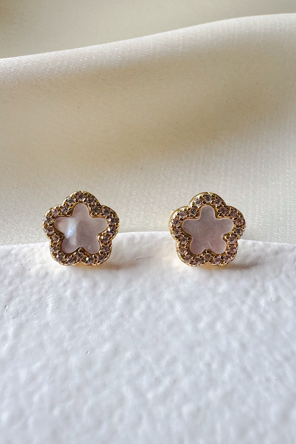 Aretes pegados flor