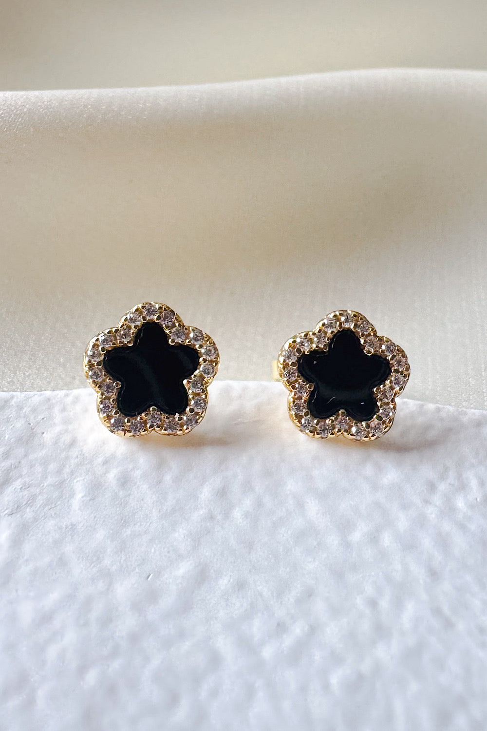 Aretes pegados flor