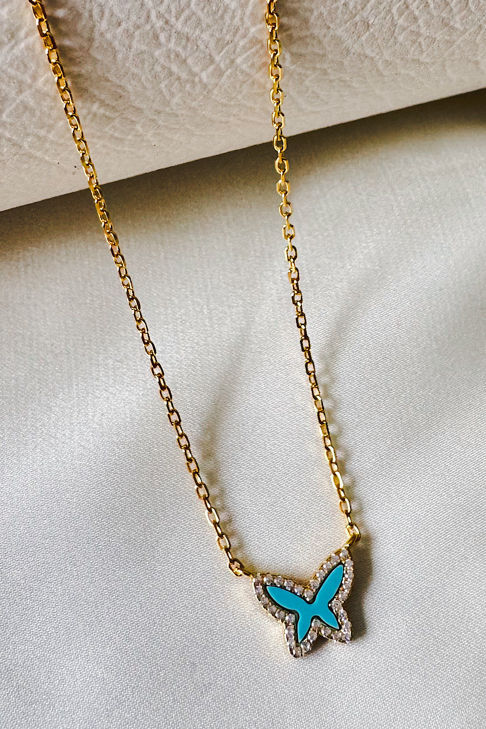Collar mariposa