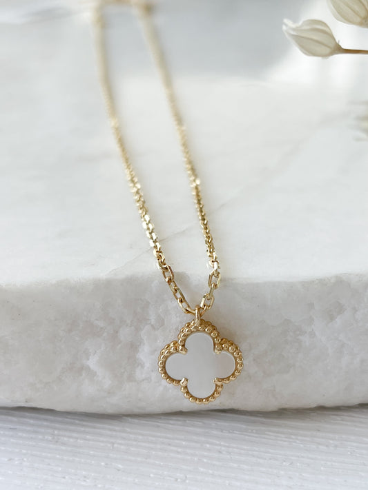 Cadena con dije trébol con nácar