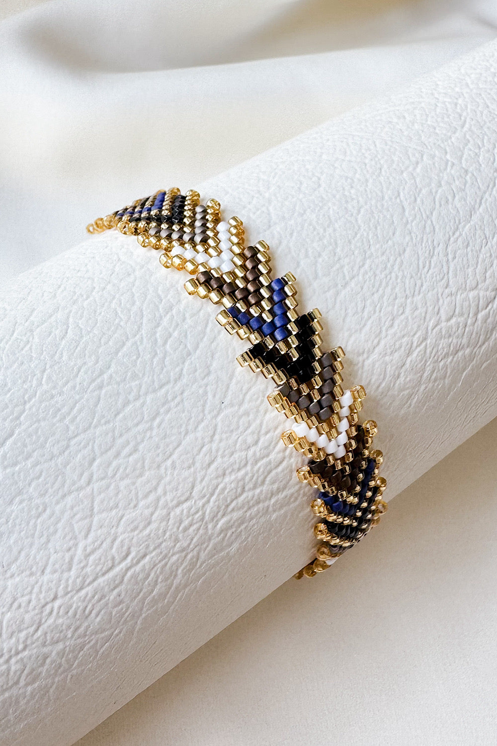 Pulsera tejida miyuki triángulos