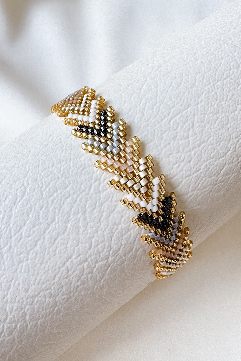 Pulsera tejida miyuki triángulos