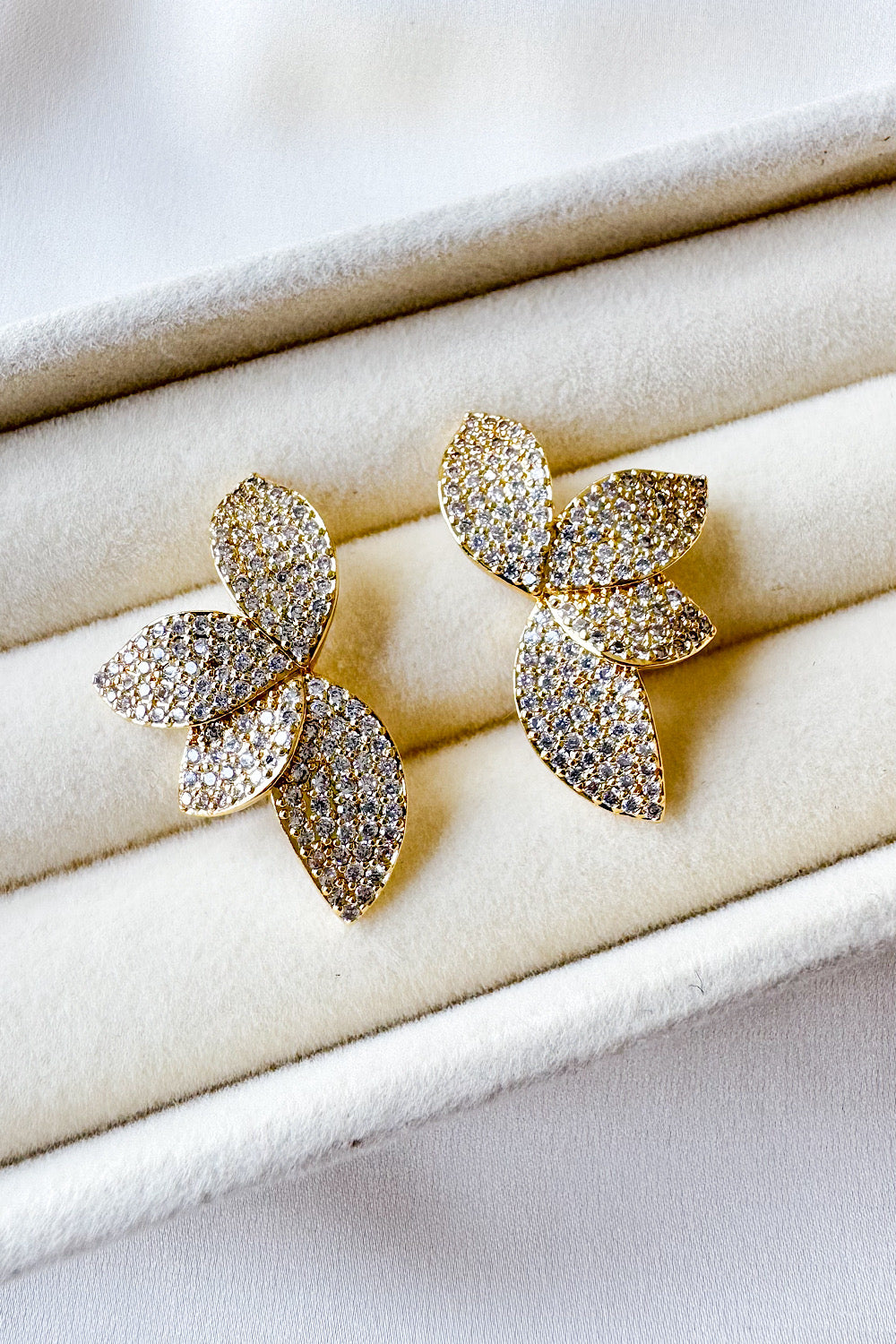 Aretes pegados media flor