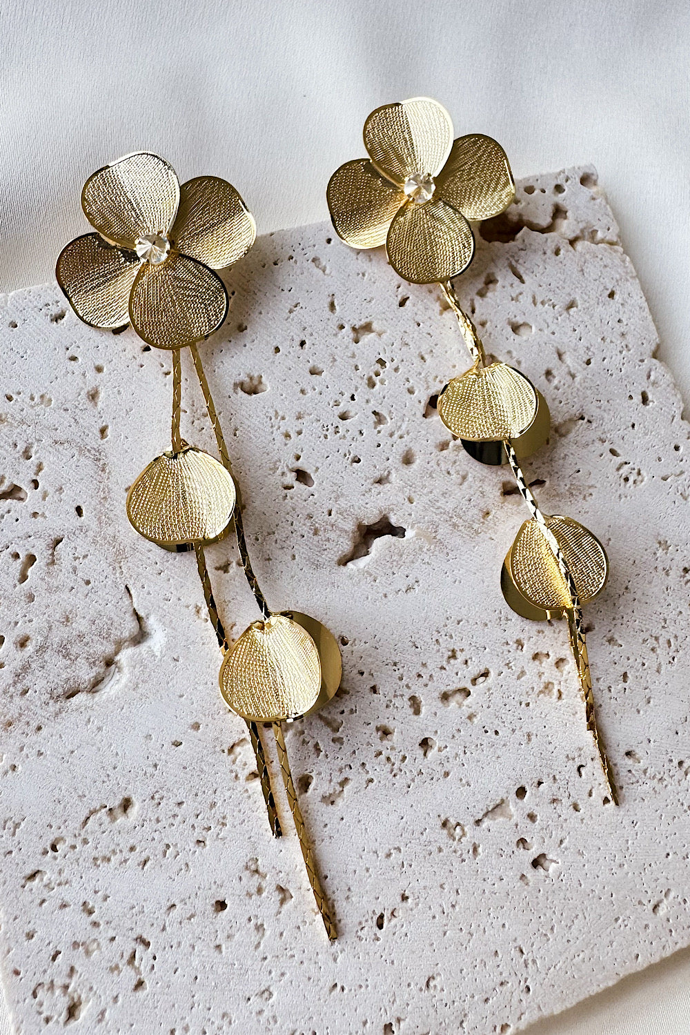 Aretes flor con circón y 4 hojitas colgando