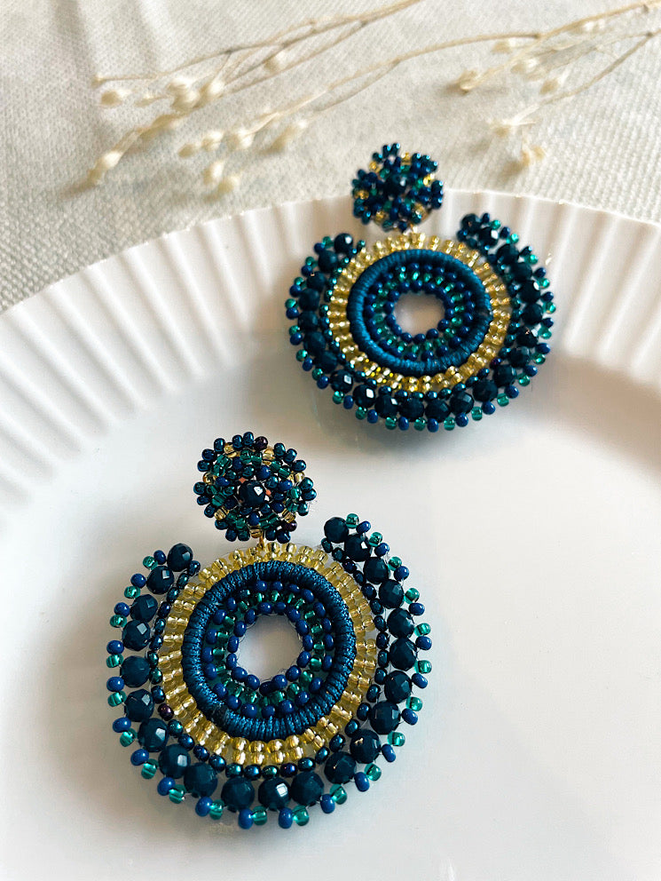 Aretes 2 círculos tejidos con hilo, muranos y mostacillas