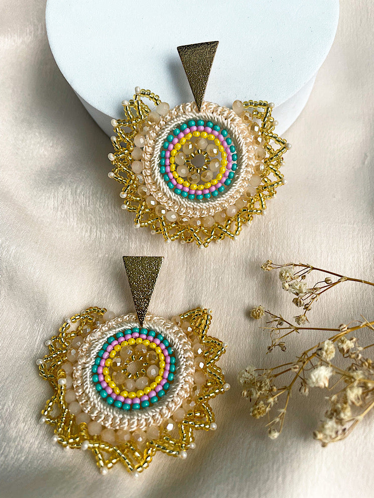 Aretes sol tejidos hilo con mostacillas base triangular
