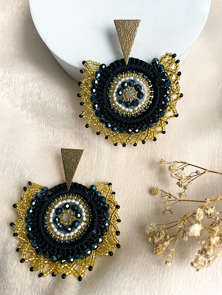 Aretes sol tejidos hilo con mostacillas base triangular