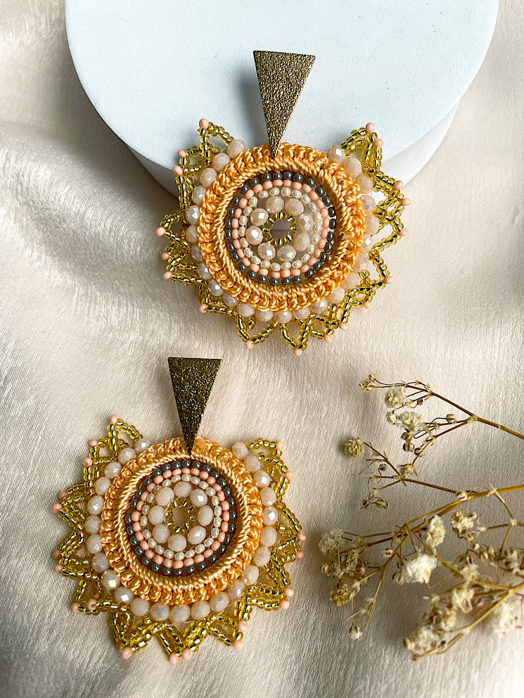 Aretes sol tejidos hilo con mostacillas base triangular