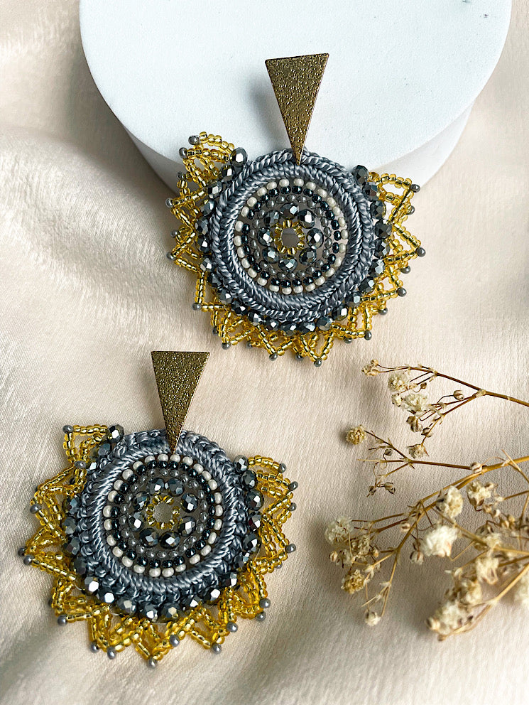 Aretes sol tejidos hilo con mostacillas base triangular