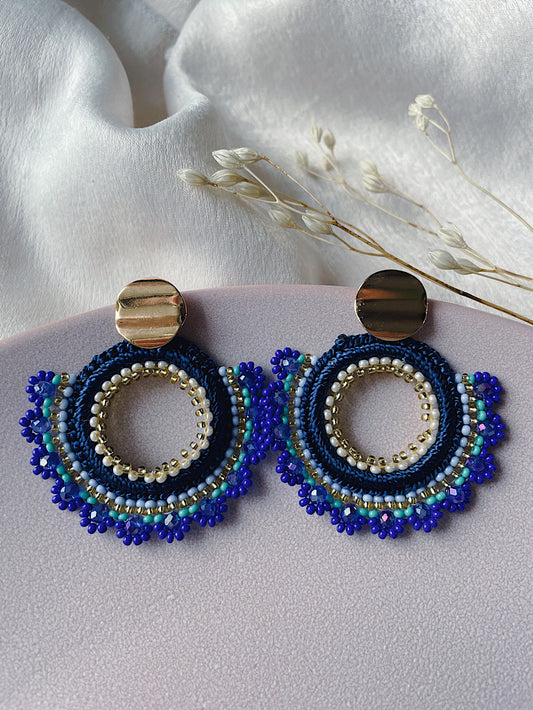 Aretes círculo tejido con faldita de mostacillas