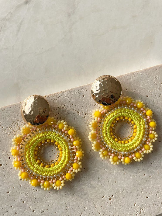 Aretes argolla flor tejida con muranos y mostacillas