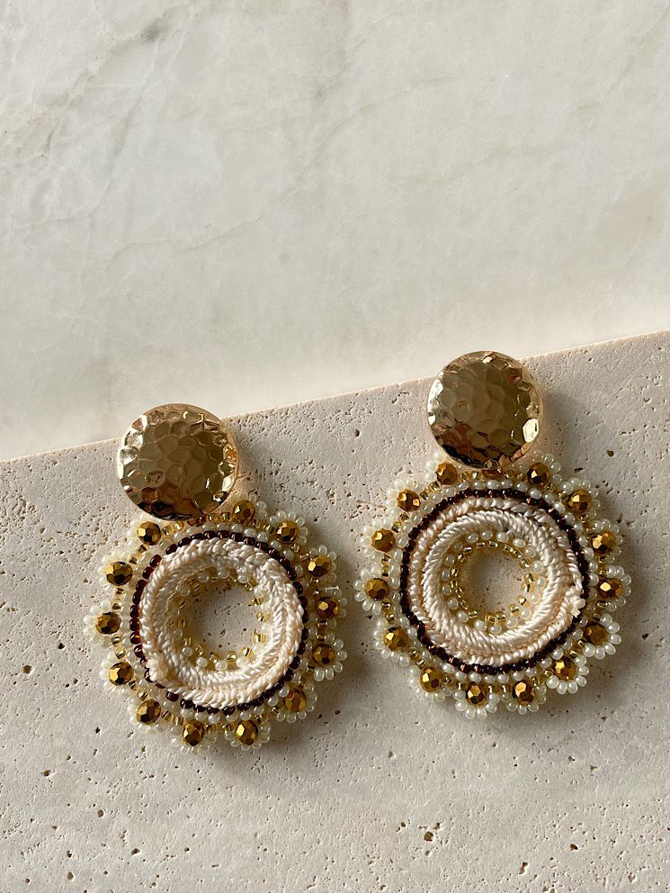 Aretes argolla flor tejida con muranos y mostacillas