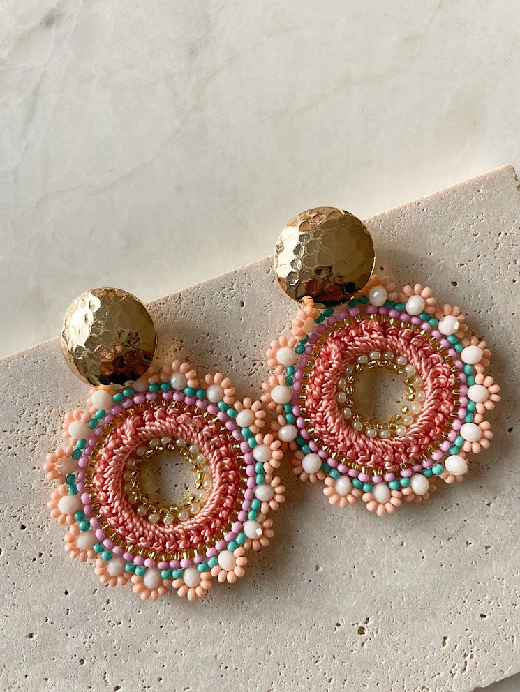 Aretes argolla flor tejida con muranos y mostacillas