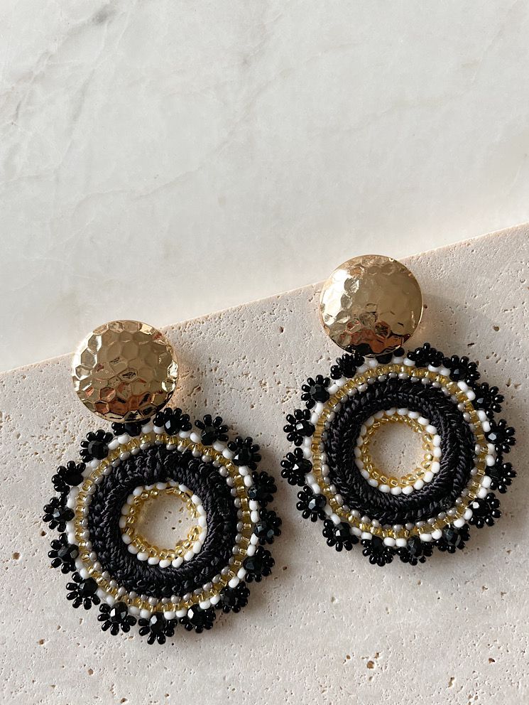 Aretes argolla flor tejida con muranos y mostacillas