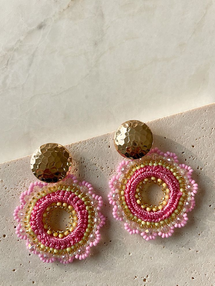 Aretes argolla flor tejida con muranos y mostacillas