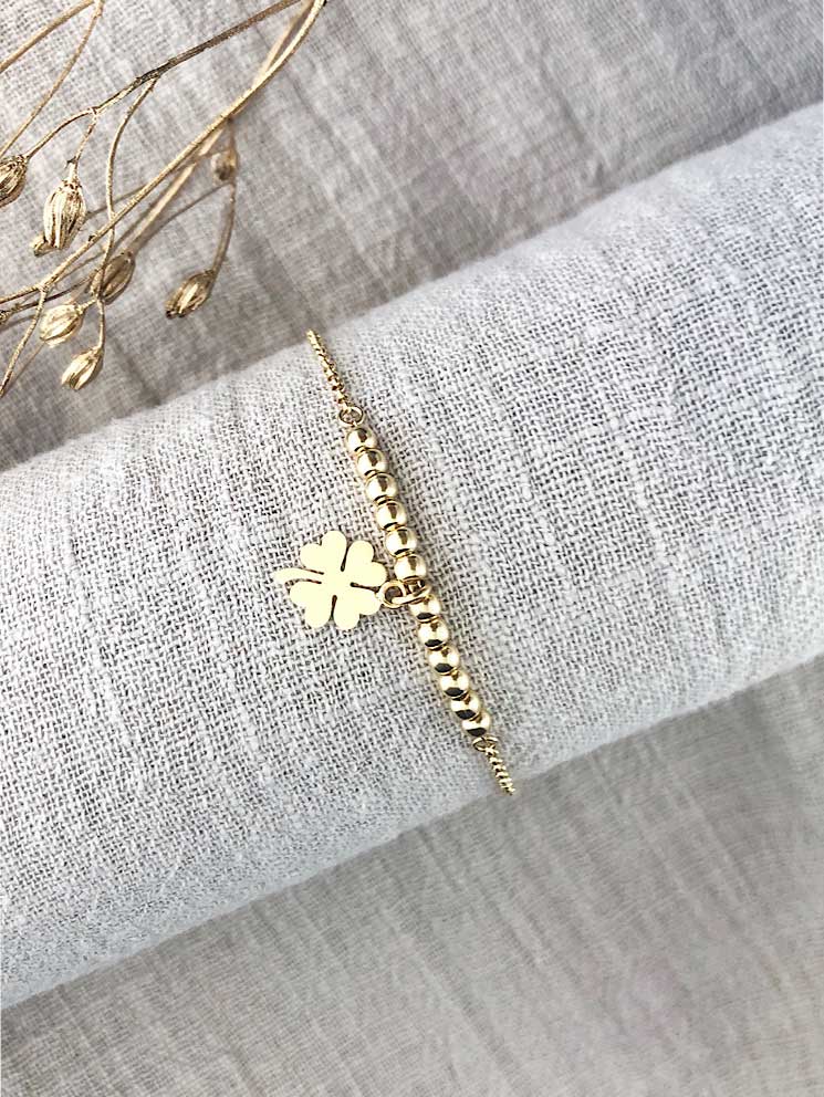 Pulsera cadena con bolitas y dije trébol