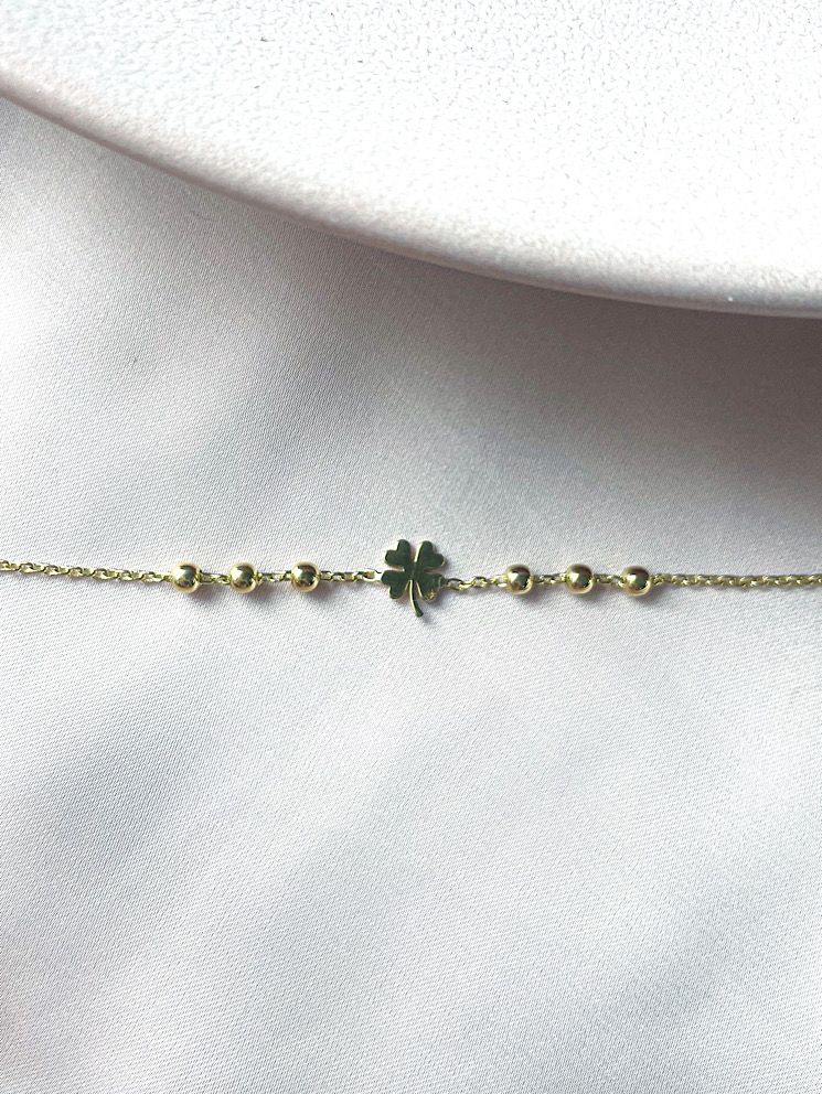 Pulsera cadena con bolitas y dije trébol chico