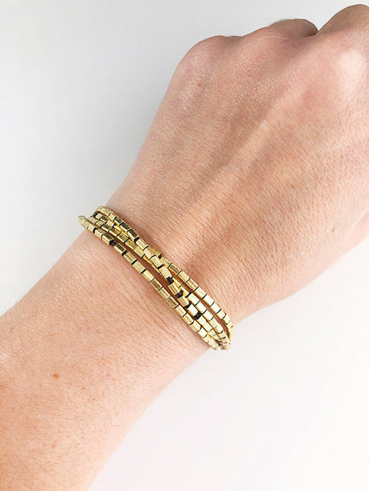 Pulsera cuero negro varias filas con tubitos satinados