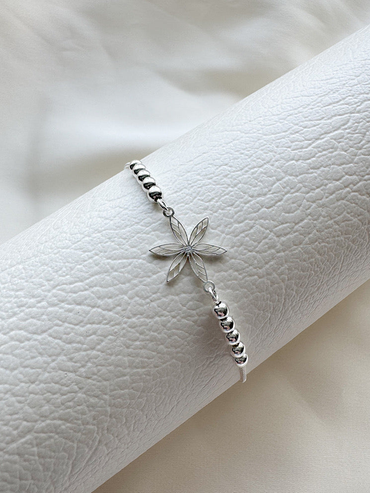 Pulsera regulable flor calada con bolitas