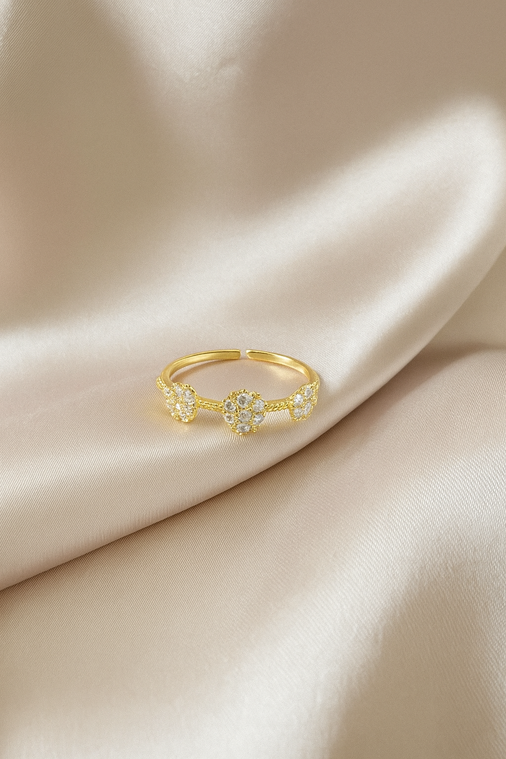 Anillo 3 rosetas con circones