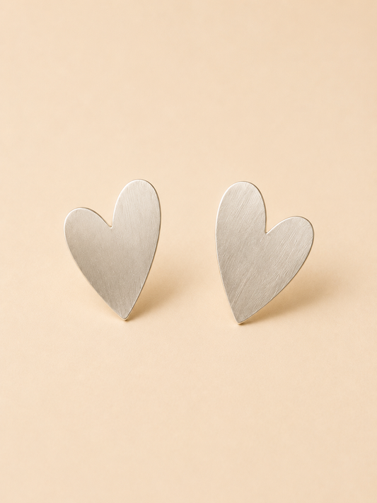 Aretes pegados corazón satinado de costado