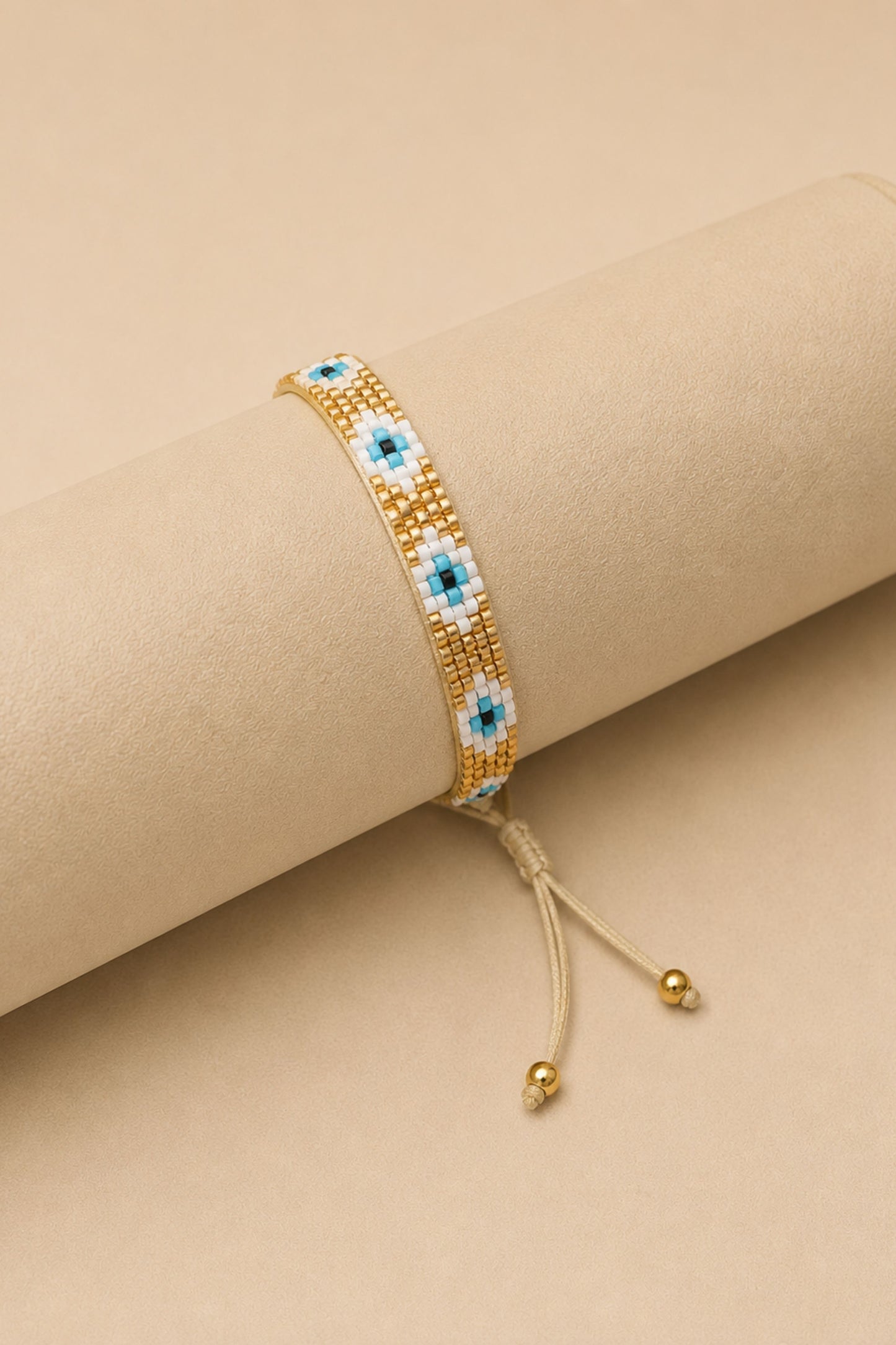 Pulsera tejida miyuki 6 filas dorada con ojos turcos blancos con celeste