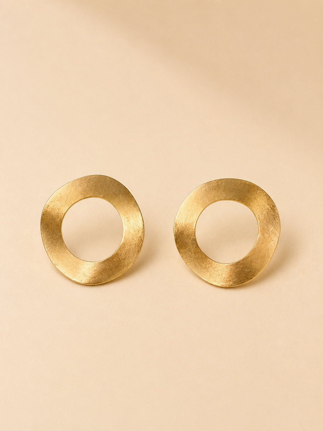Aretes pegados argolla ondeada satinada
