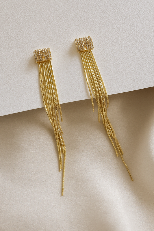 Aretes base con circones y cadenas colgando