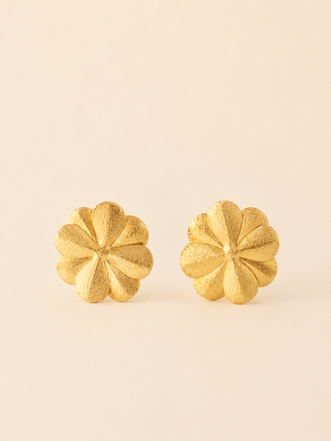 Aretes pegados flor con relieve satinada