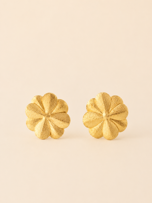 Aretes pegados flor con relieve satinada