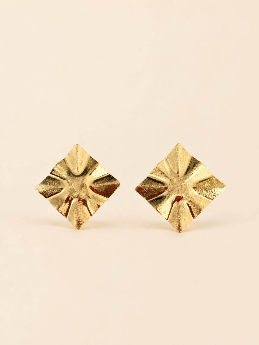 Aretes pegados rombo ondeado satinado