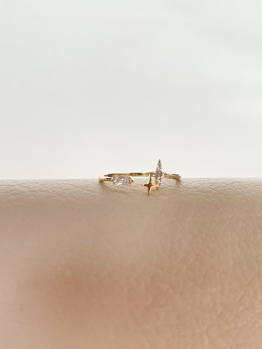 Anillo 2 estrellas con circón rectangular abierto