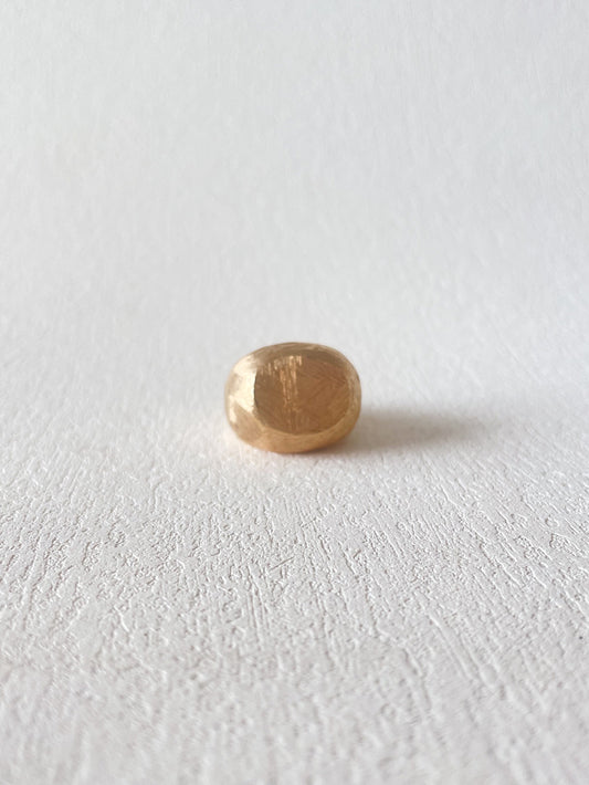 Anillo bombeado facetado satinado