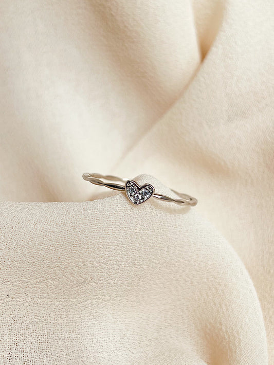 Anillo delgadito con corazón con circones chiquito