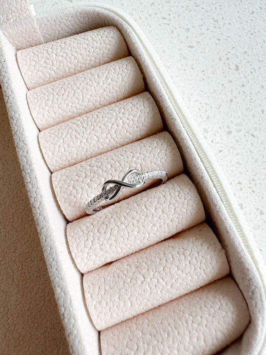 Anillo infinito con circones en el aro