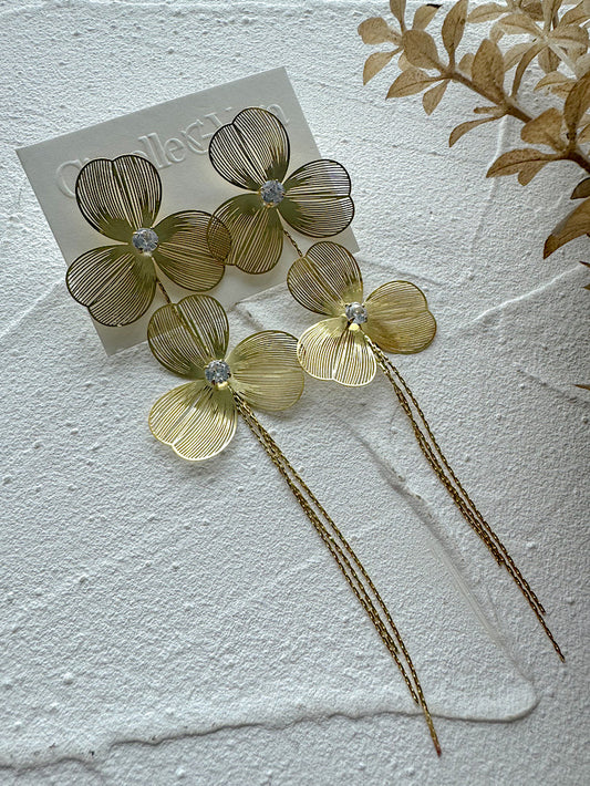 Aretes 2 flores caladas con cadenitas colgando