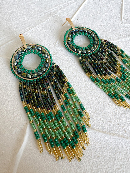 Aretes círculo con tiras colgando