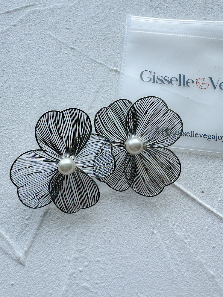 Aretes pegados flor calada grande con perla en medio