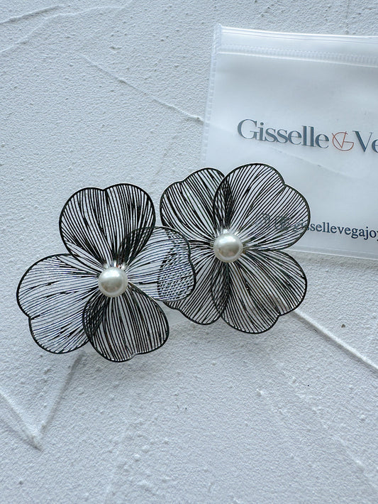 Aretes pegados flor calada grande con perla en medio