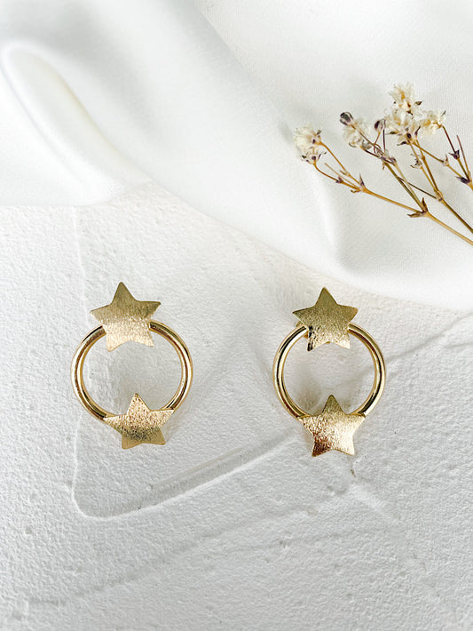Aretes argolla con 2 estrellas satinadas