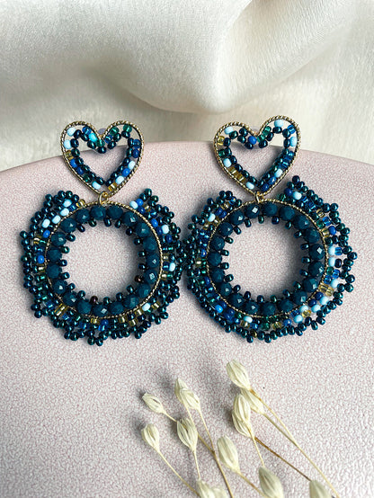 Aretes argolla con mostacillas y base de corazón