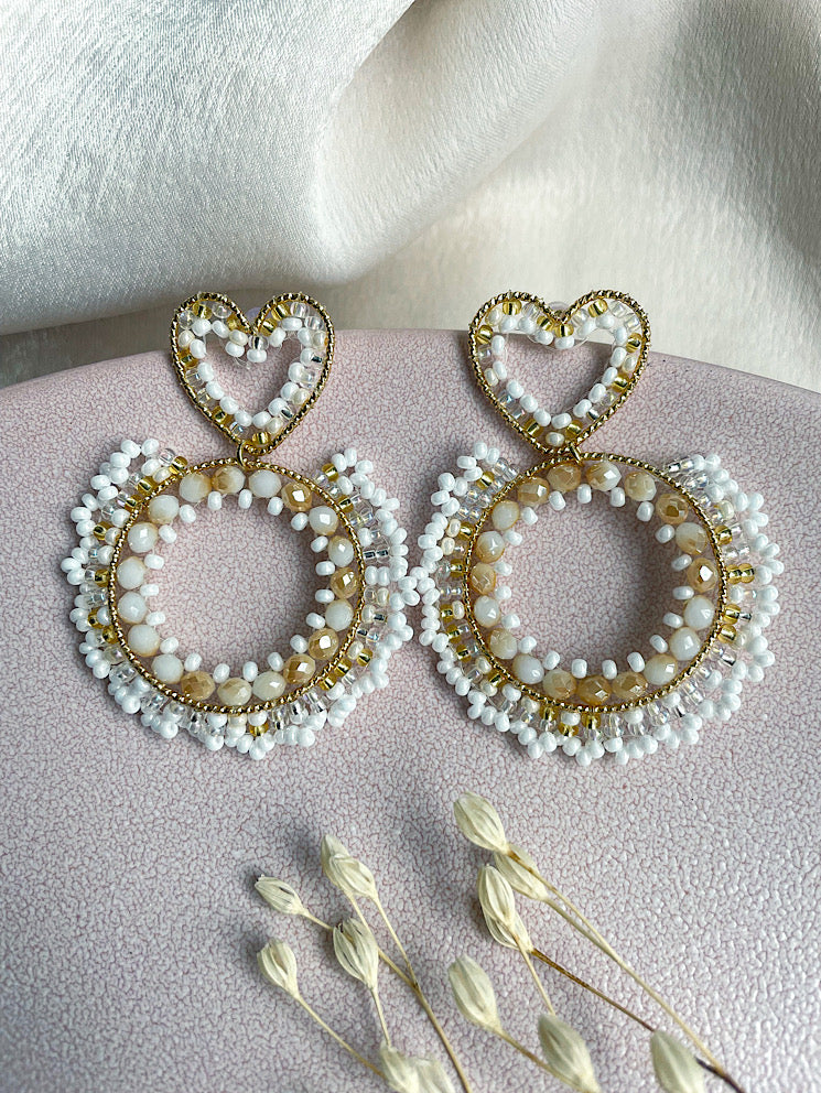 Aretes argolla con mostacillas y base de corazón