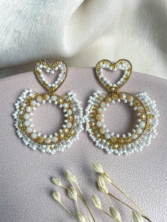 Aretes argolla con mostacillas y base de corazón