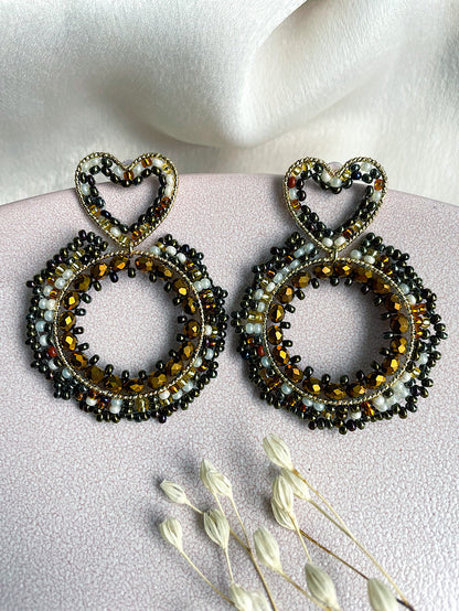 Aretes argolla con mostacillas y base de corazón