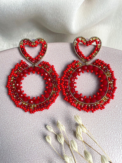 Aretes argolla con mostacillas y base de corazón
